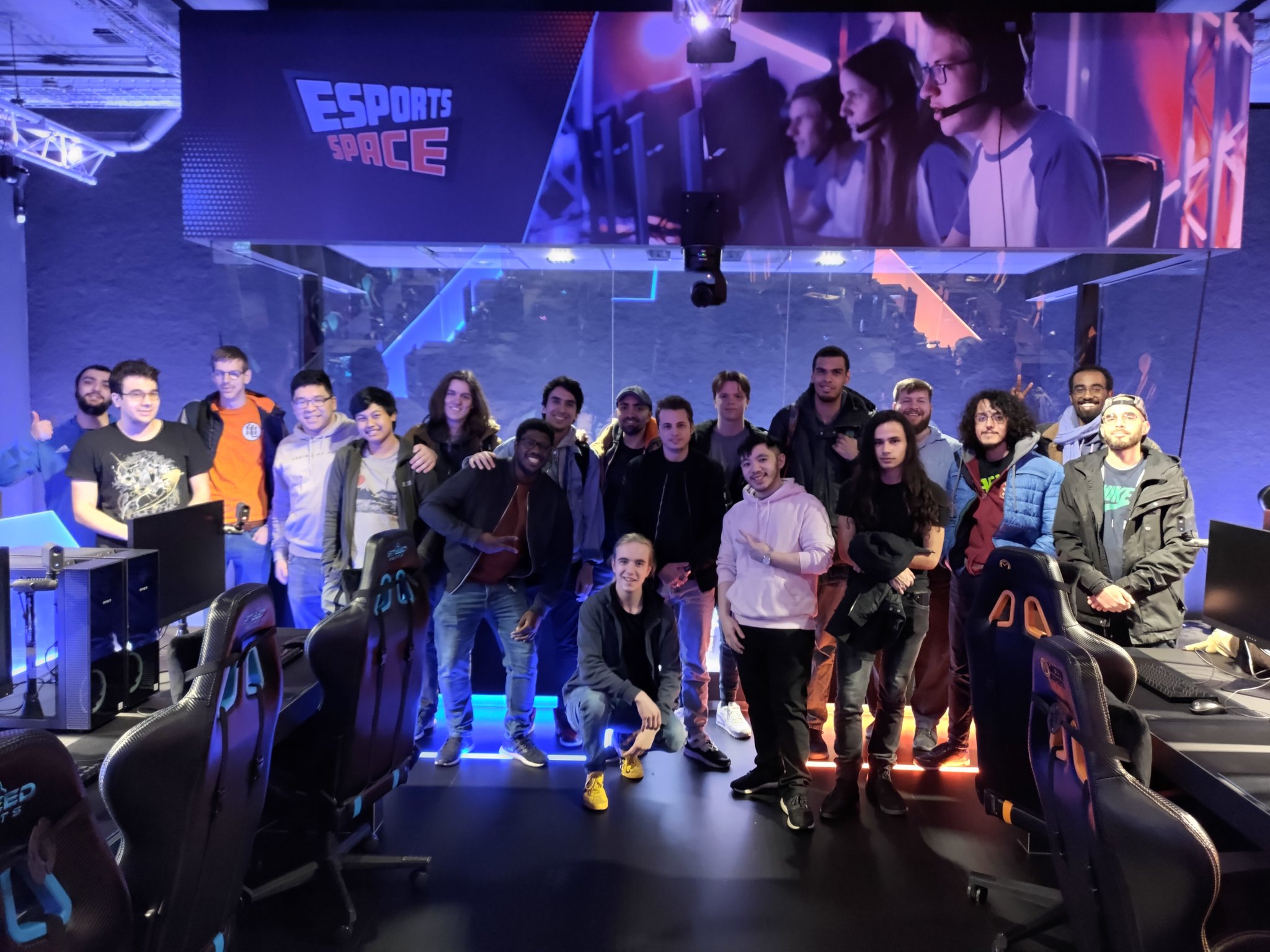 Discovery splash banner for Dutch: FGC Discord server